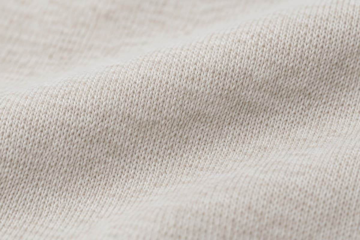 ภาพประกอบผ้า Cotton Lite (ผ้าผสม) ซูมใกล้ให้เห็นลายถักของผ้ายืด