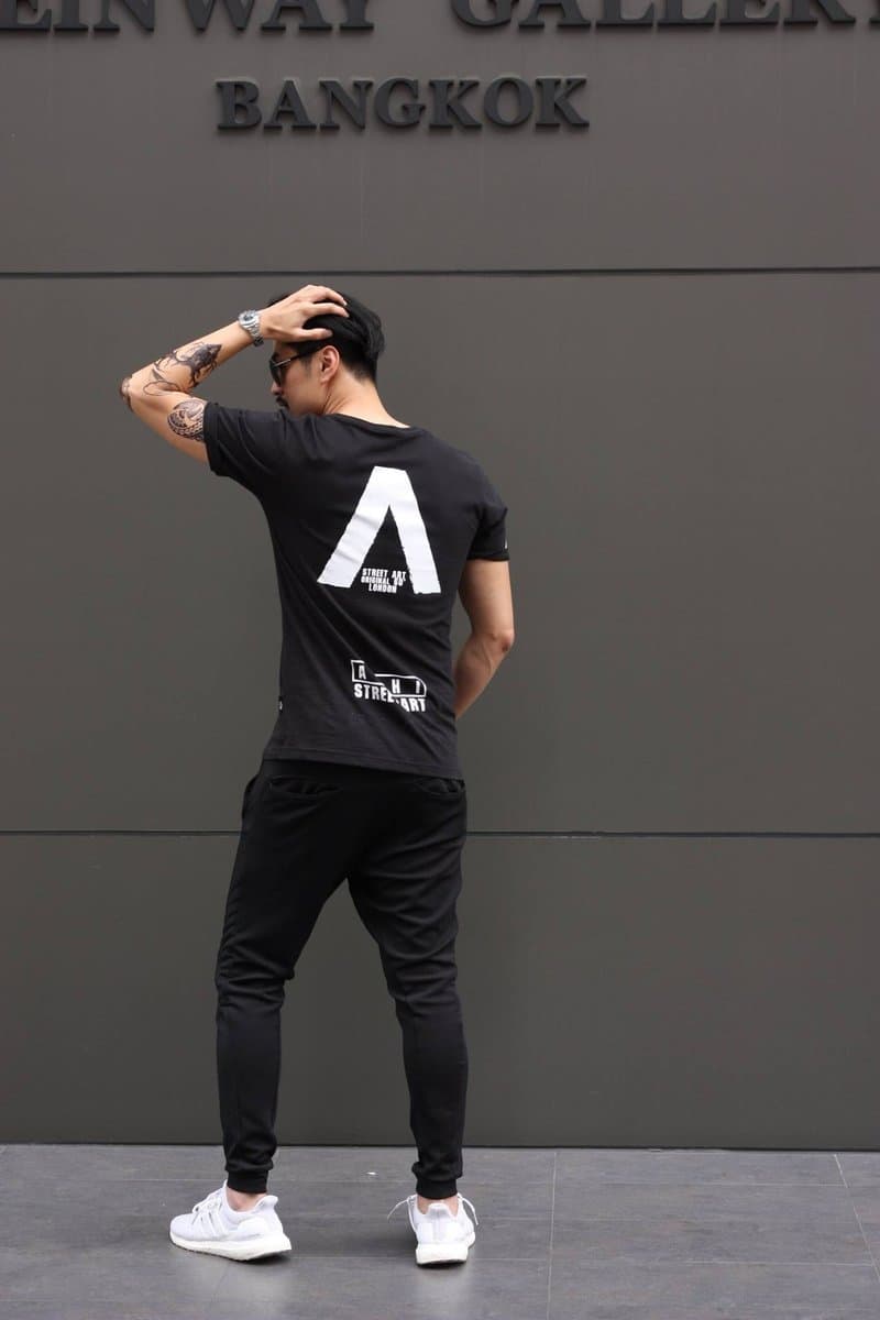 เสื้อยืดคอตตอน 100% สีดำ ถ่ายด้านหลังจากงานจริง