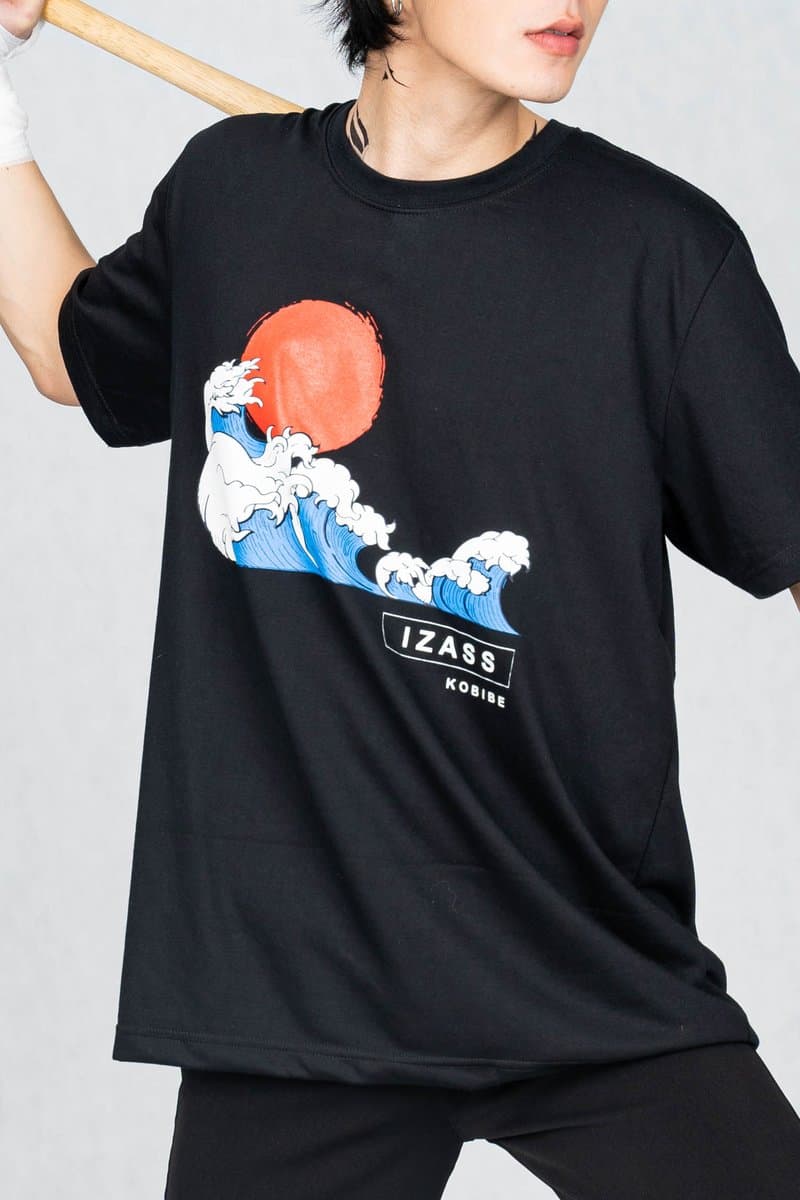 เสื้อยืดทรงโอเวอร์ไซซ์สีดำ สกรีนลายญี่ปุ่น ใส่โดยนางแบบ