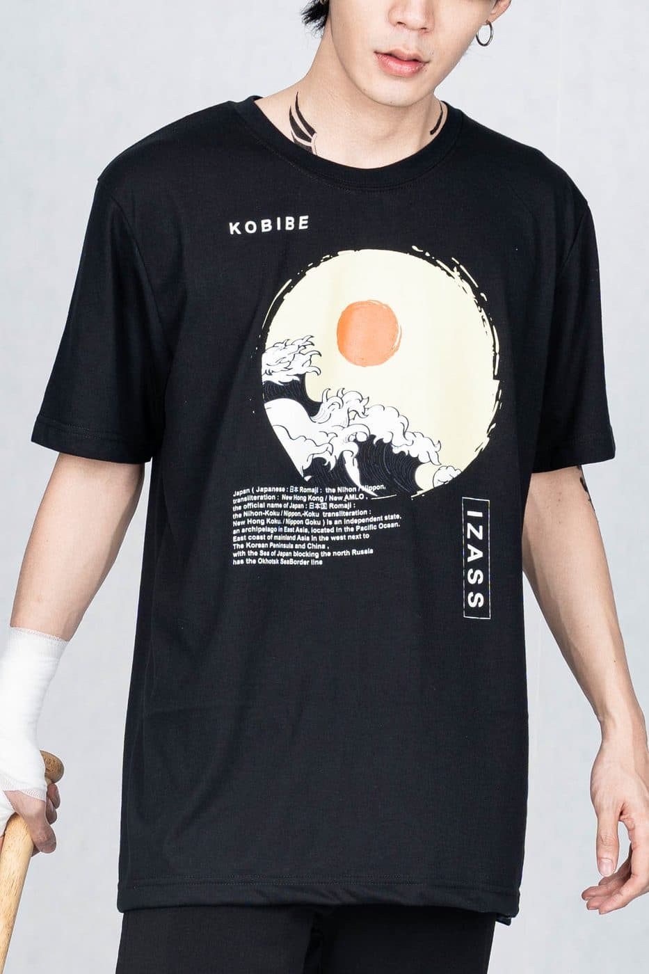 นายแบบใส่เสื้อยืดโอเวอร์ไซซ์สีดำ สกรีนลายพระอาทิตย์และคลื่นญี่ปุ่นในวงกลม