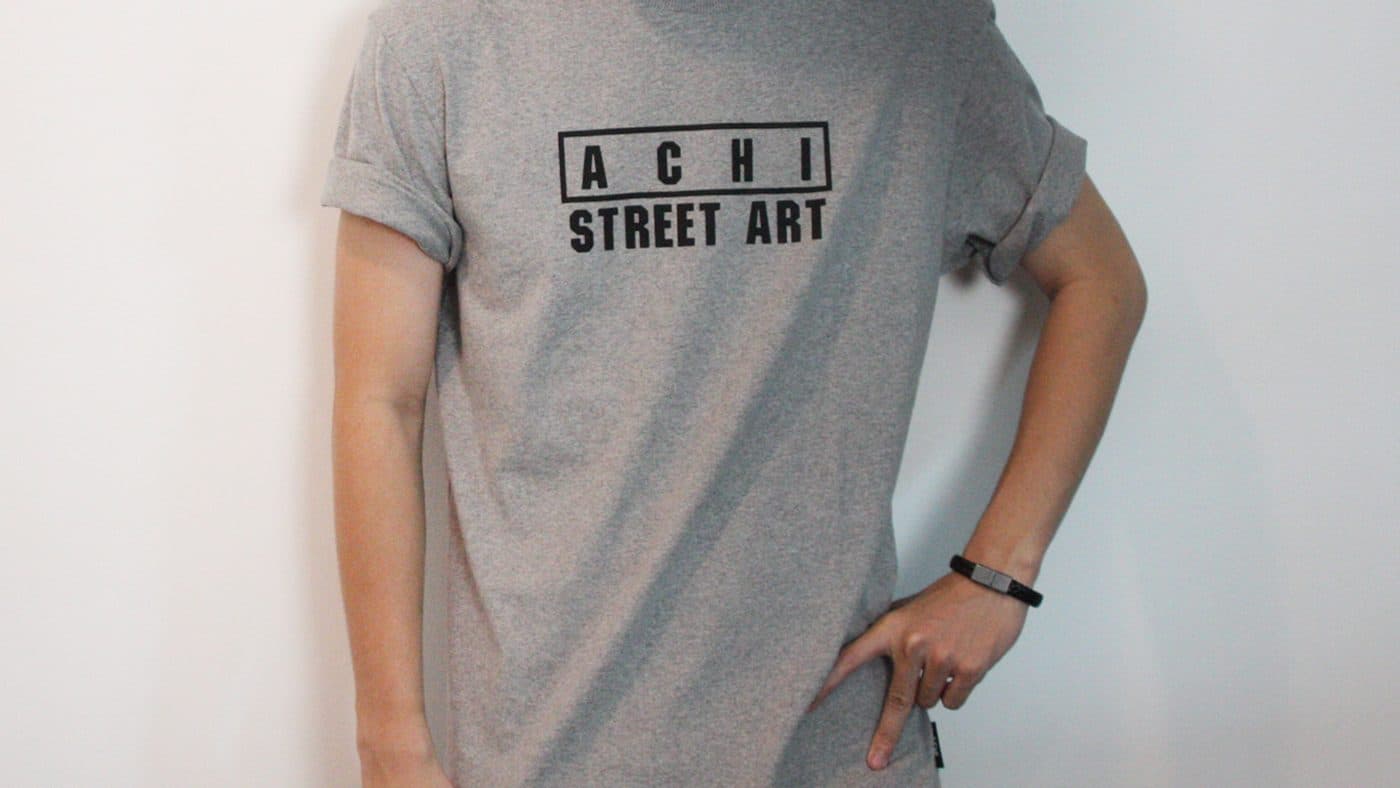 เสื้อยืดสีเทาสกรีนโลโก้ตัวอักษรสีดำกลางอก