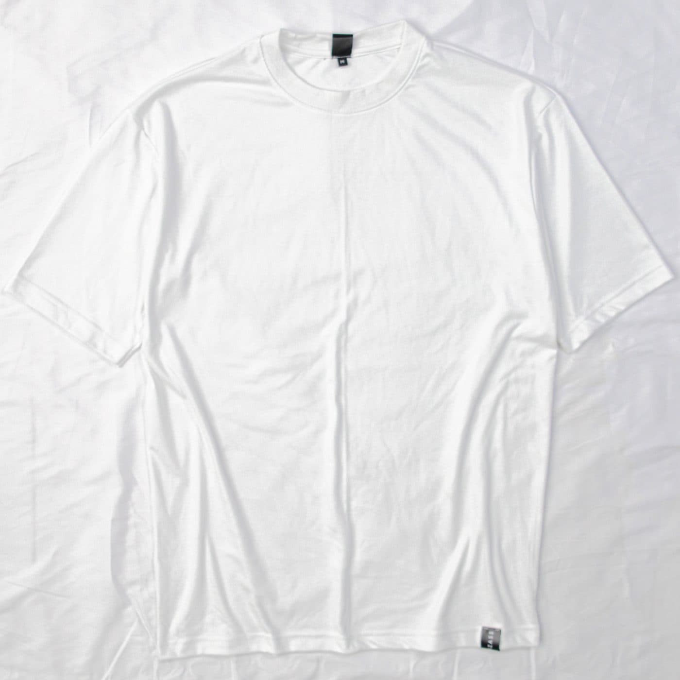 เสื้อยืดโอเวอร์ไซซ์สีขาวเปล่า วางแบน ติดป้ายทอที่ชายเสื้อ