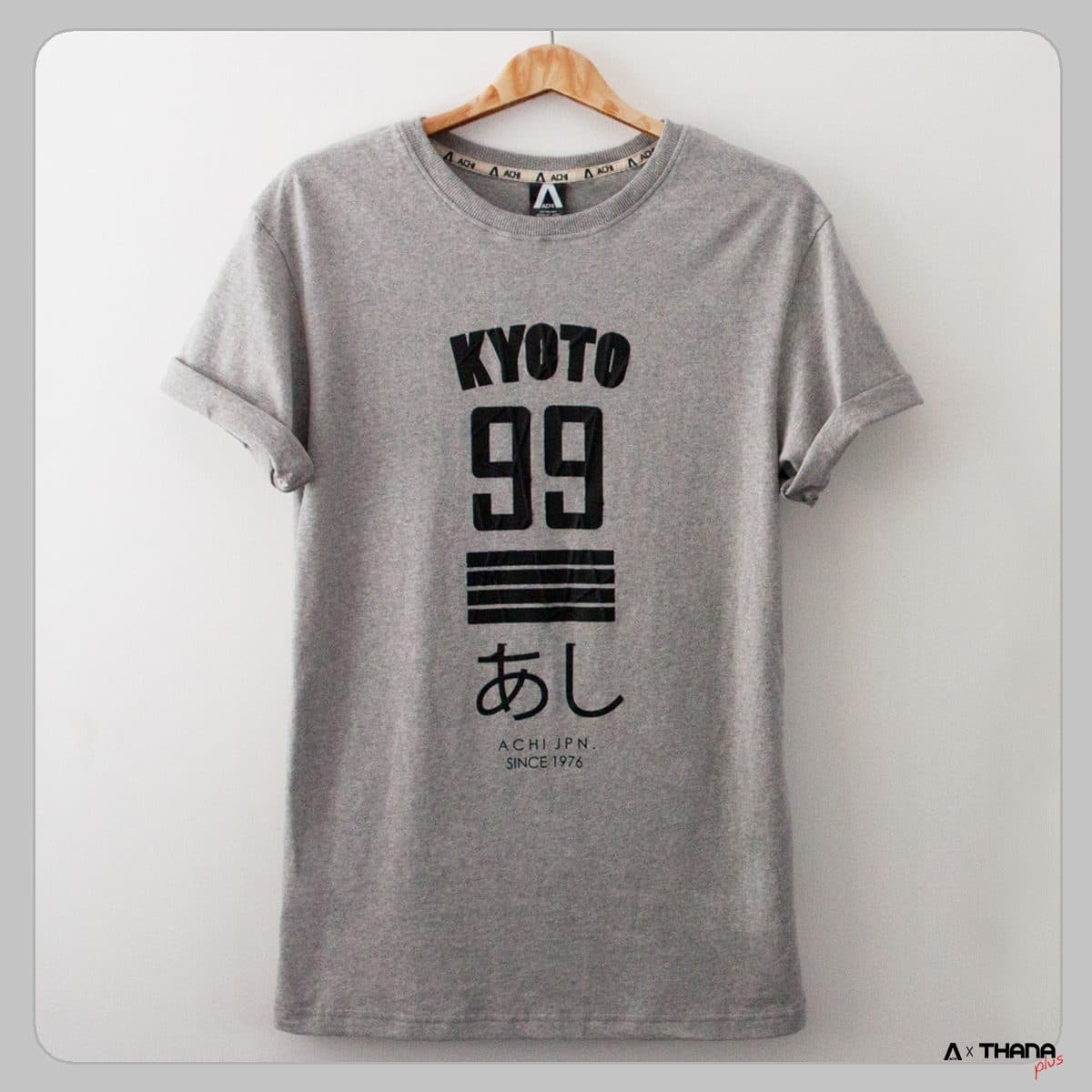 เสื้อยืดสีเทาแขวนบนไม้แขวน สกรีนตัวเลข 99 และอักษรญี่ปุ่นสีดำ