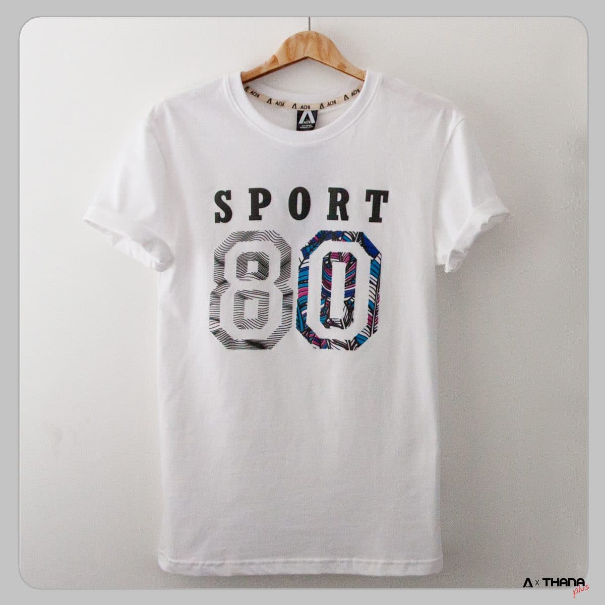 เสื้อยืดสีขาวแขวนบนไม้แขวน สกรีนตัวเลข 80 ลายเส้นหลายสี