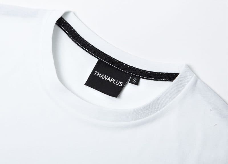 คอเสื้อยืดสีขาวขอบคอสีดำ พร้อมป้ายคอระบุไซซ์