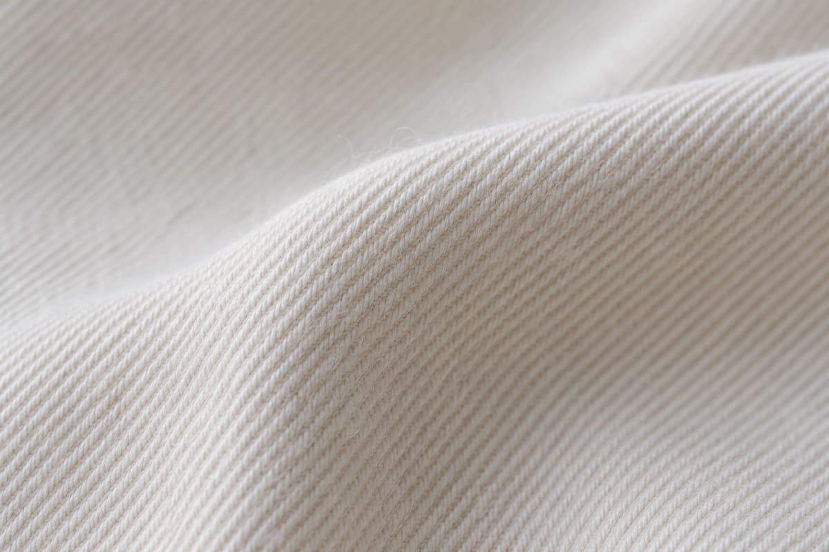 ภาพประกอบเนื้อผ้า Comb Twill (ผ้าคอตตอนทวิลหวี) ที่ใช้ผลิตหมวก ซูมใกล้