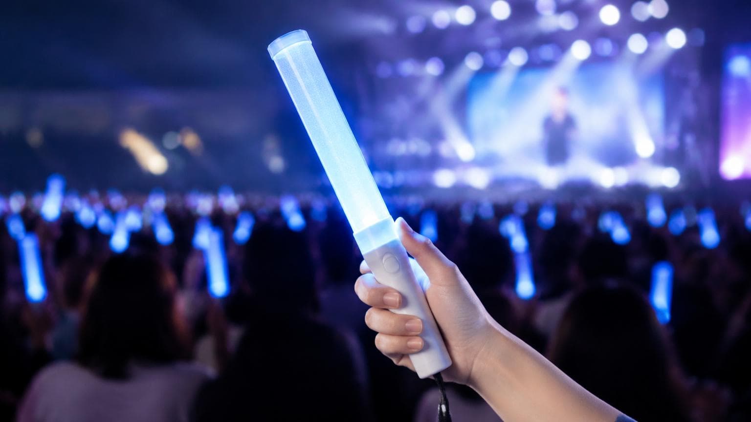 แท่งไฟ LED สั่งทำสำหรับงานอีเวนต์ วางเด่นบนพื้นหลังสีเข้มเรียบๆ ใช้สั่งทำแท่งไฟ LED สกรีนโลโก้